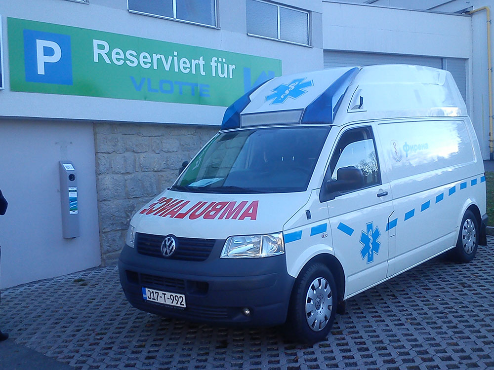 Međunarodni prevoz pacijenata, Sanitet ispred bolnice u Švajcarskoj